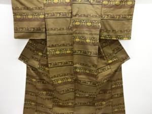 横段に花唐草模様織り出し十日町紬着物